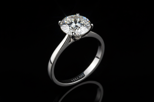 faca um Anel Vellari Solitário em fundo preto