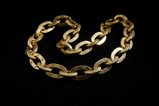 faca um Colar Atlas Elo Cartier em fundo preto