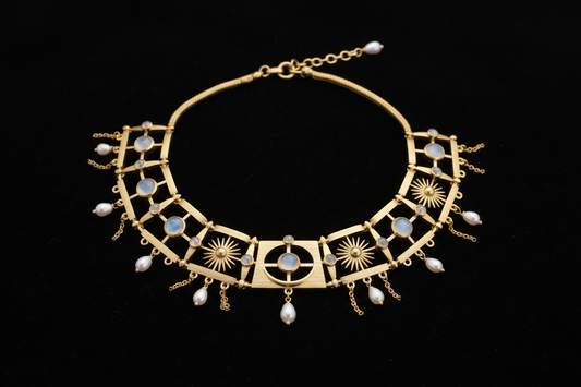 faca um Colar Lumi Choker em fundo preto