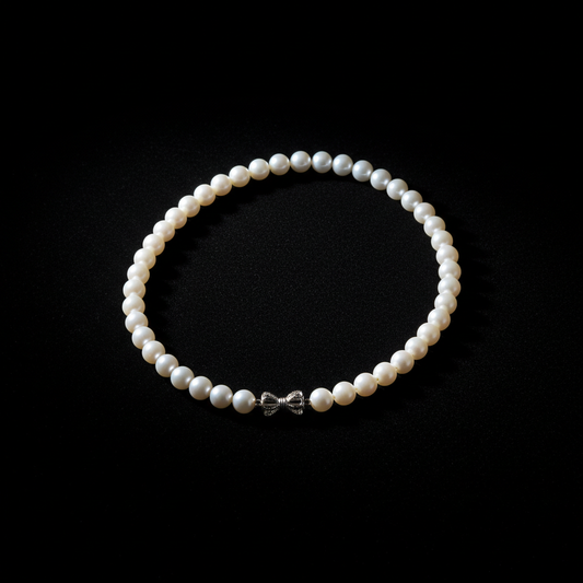 faca um Colar Pérolas Clássico Curto em fundo preto