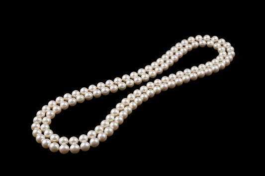 faca um Colar Pérolas Longo Elegance em fundo preto