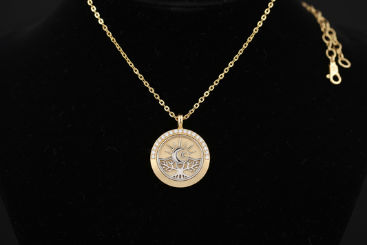 faca um Colar Solstice Medalha em fundo preto com pingente pequeno